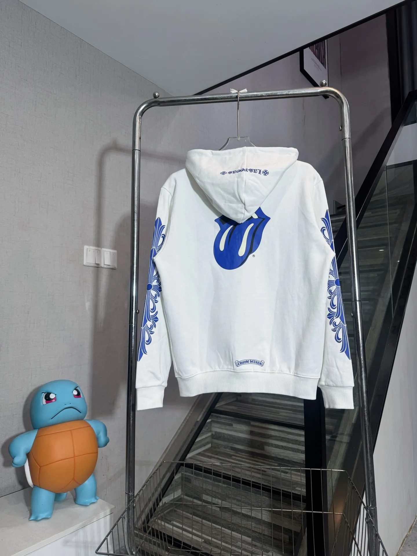 P300 model number: HE390 Chromehearts-Chrome heart blue printed hooded zipper jacket The fabric is made of 420g high-weight pure cotton double-yarn terry fabric. The upper body is warm and comfortable, and the hand feels delicate and smooth. The printing on the back of the arms is made with white ink direct injection process. The blue and white contrasting design highlights the characteristics of the clothes. The original puller zipper of the original Croxin hardware is customized. The threads of the arm hem are elastic threads of the same color in the same cylinder. It is made by a large factory and has the original original label. It is complete with three labels. You can buy it with confidence.  Color: White Size: S M L XL